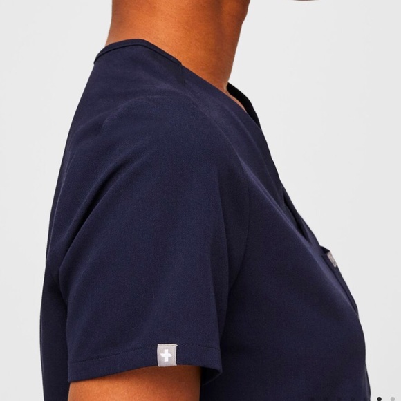 Navy Figs Catrina scrub top - Picture 3 of 11